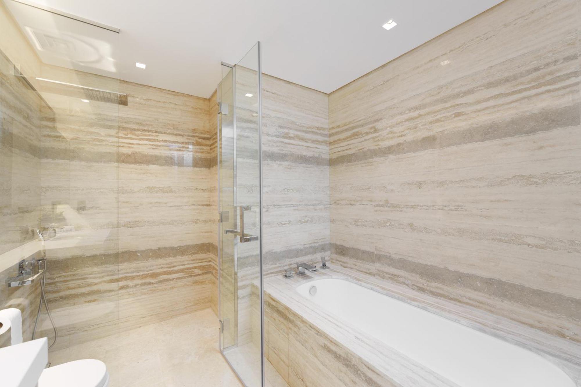 Business Bay Exquisite Living Experience-suiteable * Dubai