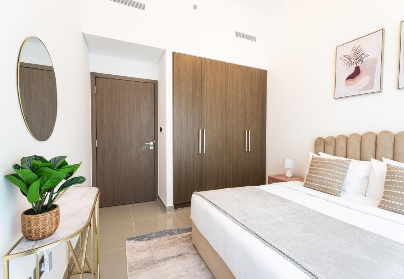 Easygo - Exceptional 2bdr- Large Terrace-pool Access Dubai