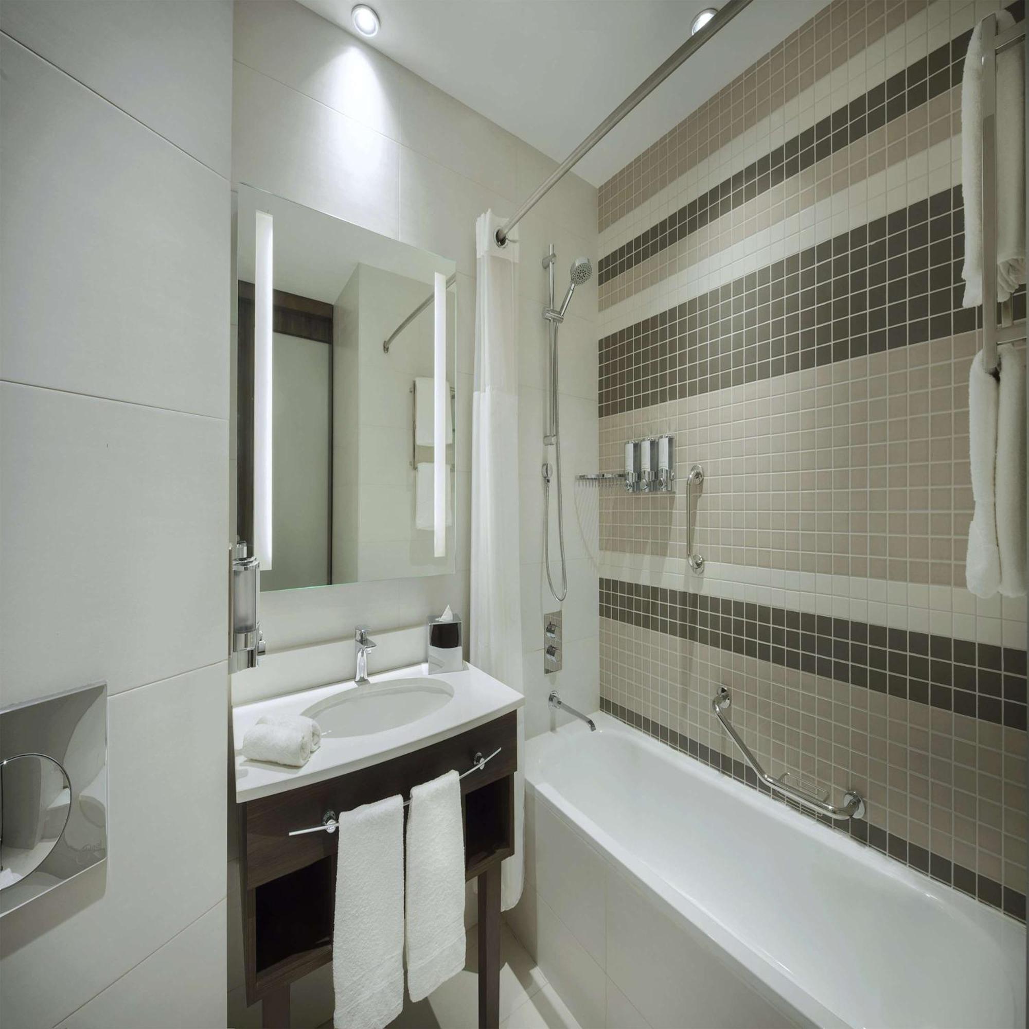 Hotel Hampton By Hilton Airport