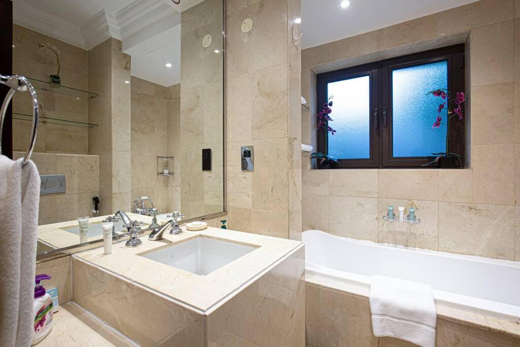 Tranquil Oasis- 2bedroom, Connected To Mall Apartment