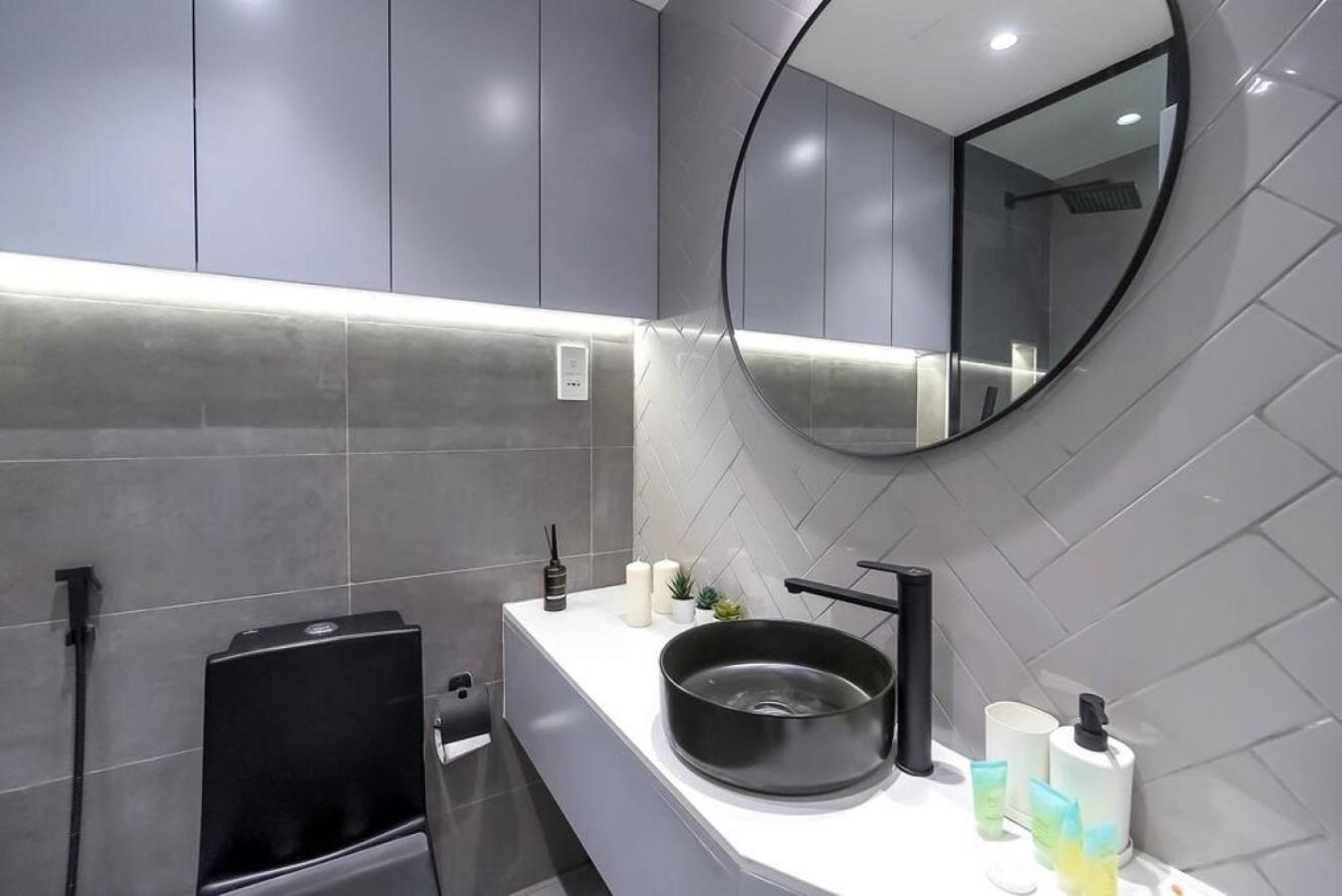 Offer! Classy And Bright - - Jlt *