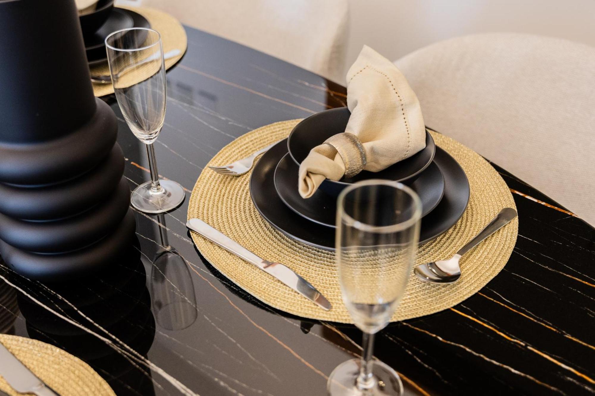 Eden's Homes & - Standpoint Residences * Dubai
