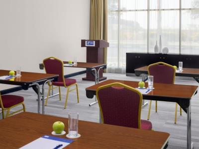 Holiday Express Dubai, Jumeirah By Ihg Hotel Dubai