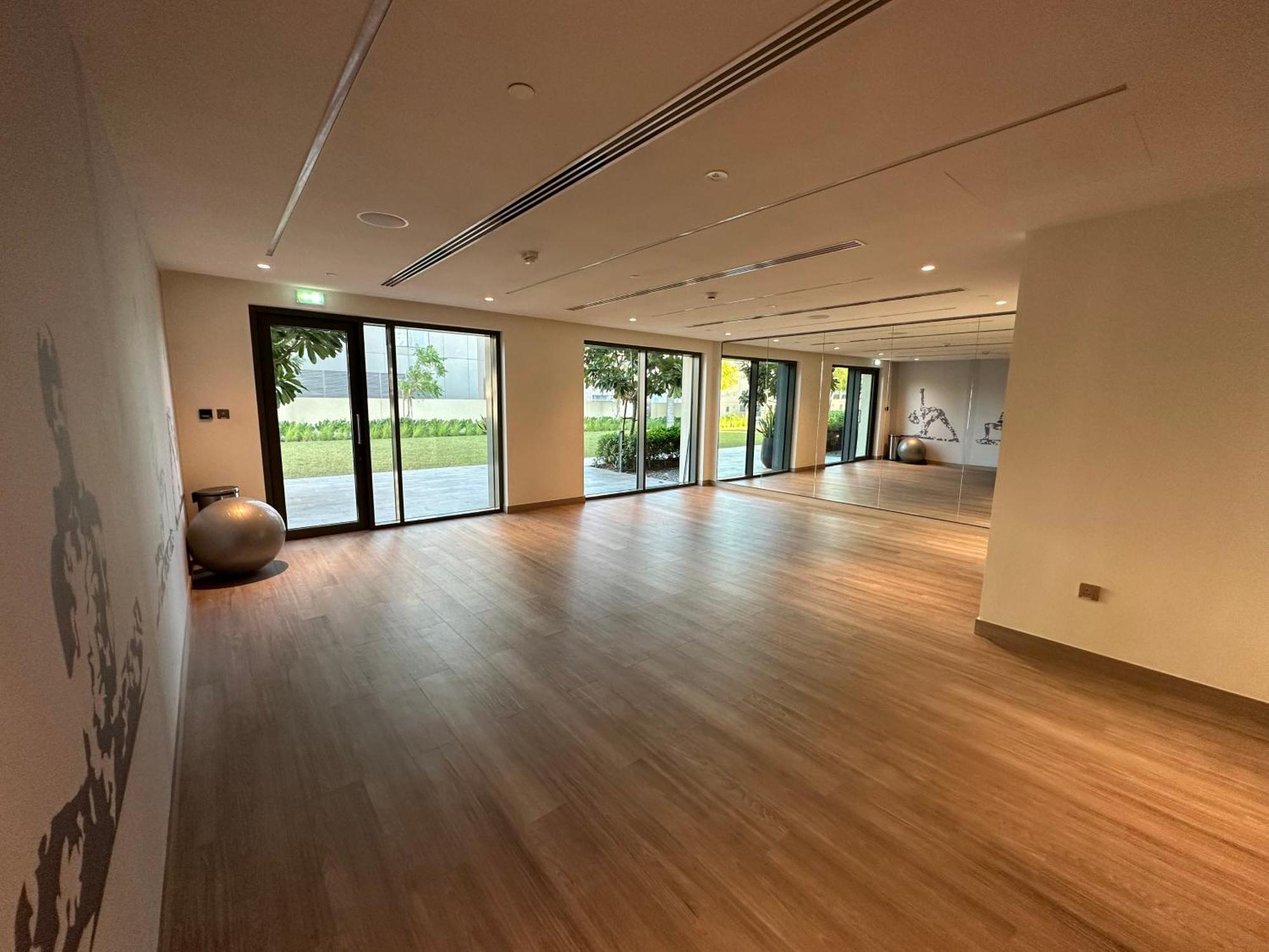 Direct Burj Khalifa Views / 5 Min Walk From Mall / Designer Choice / 6 People / New Building / Balcony