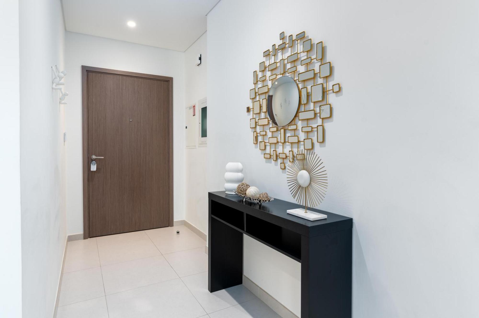Direct Burj Khalifa Views / 5 Min Walk From Mall / Designer Choice / 6 People / New Building / Balcony *