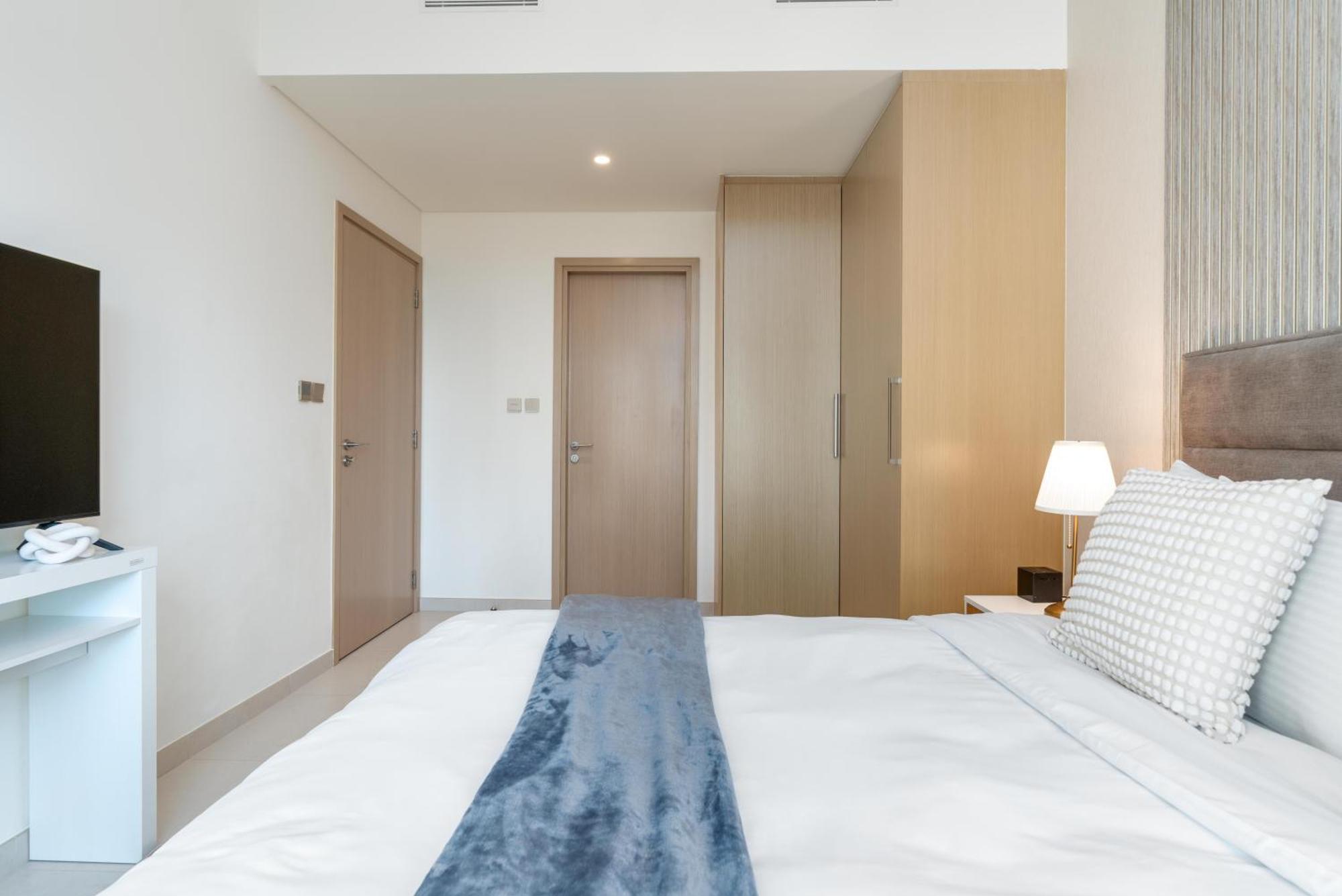 Direct Burj Khalifa Views / 5 Min Walk From Mall / Designer Choice / 6 People / New Building / Balcony Dubai