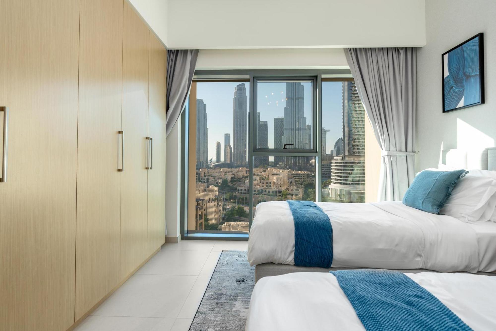 Direct Burj Khalifa Views / 5 Min Walk From Mall / Designer Choice / 6 People / New Building / Balcony Dubai