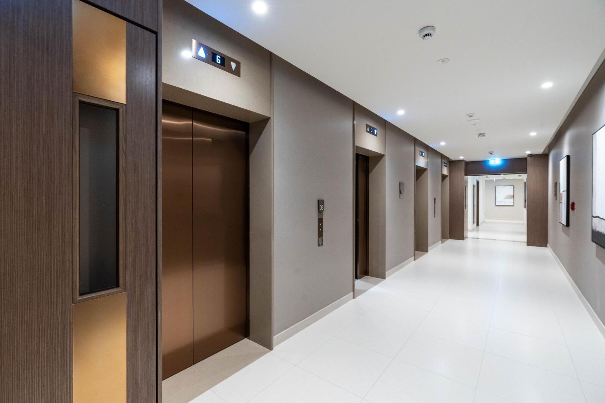 Direct Burj Khalifa Views / 5 Min Walk From Mall / Designer Choice / 6 People / New Building / Balcony Apartment