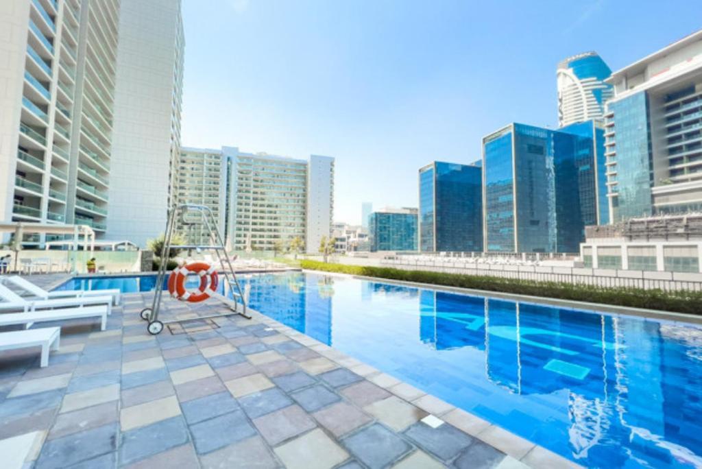 Oraya - Cozy 2br In Reva I Direct Pool Access Apartment