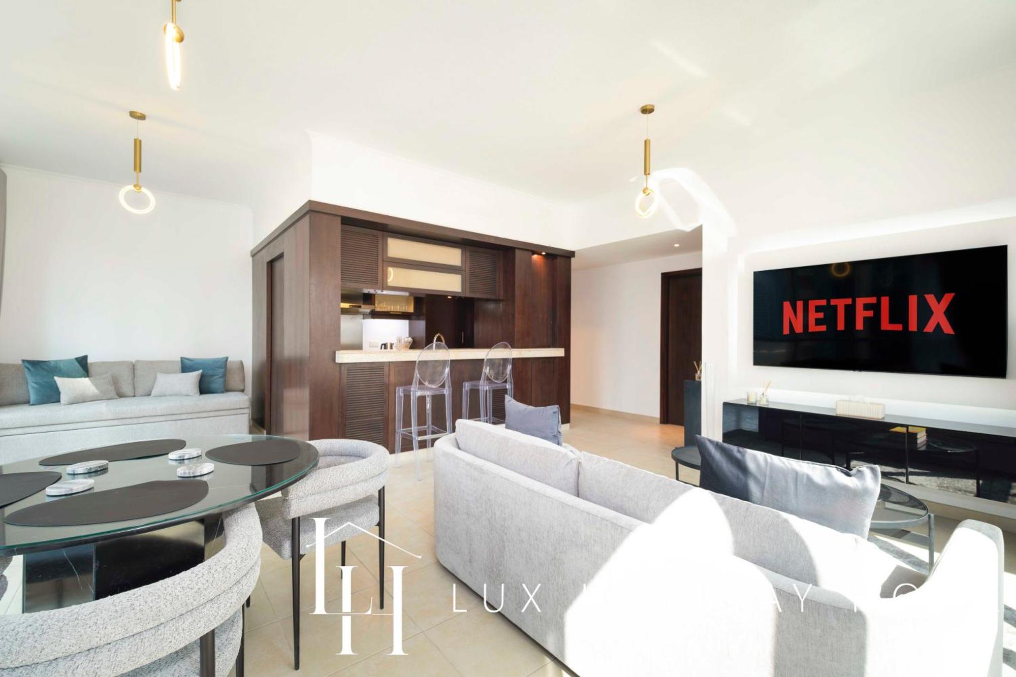 Lux The Stunning Fountain View Apartment *