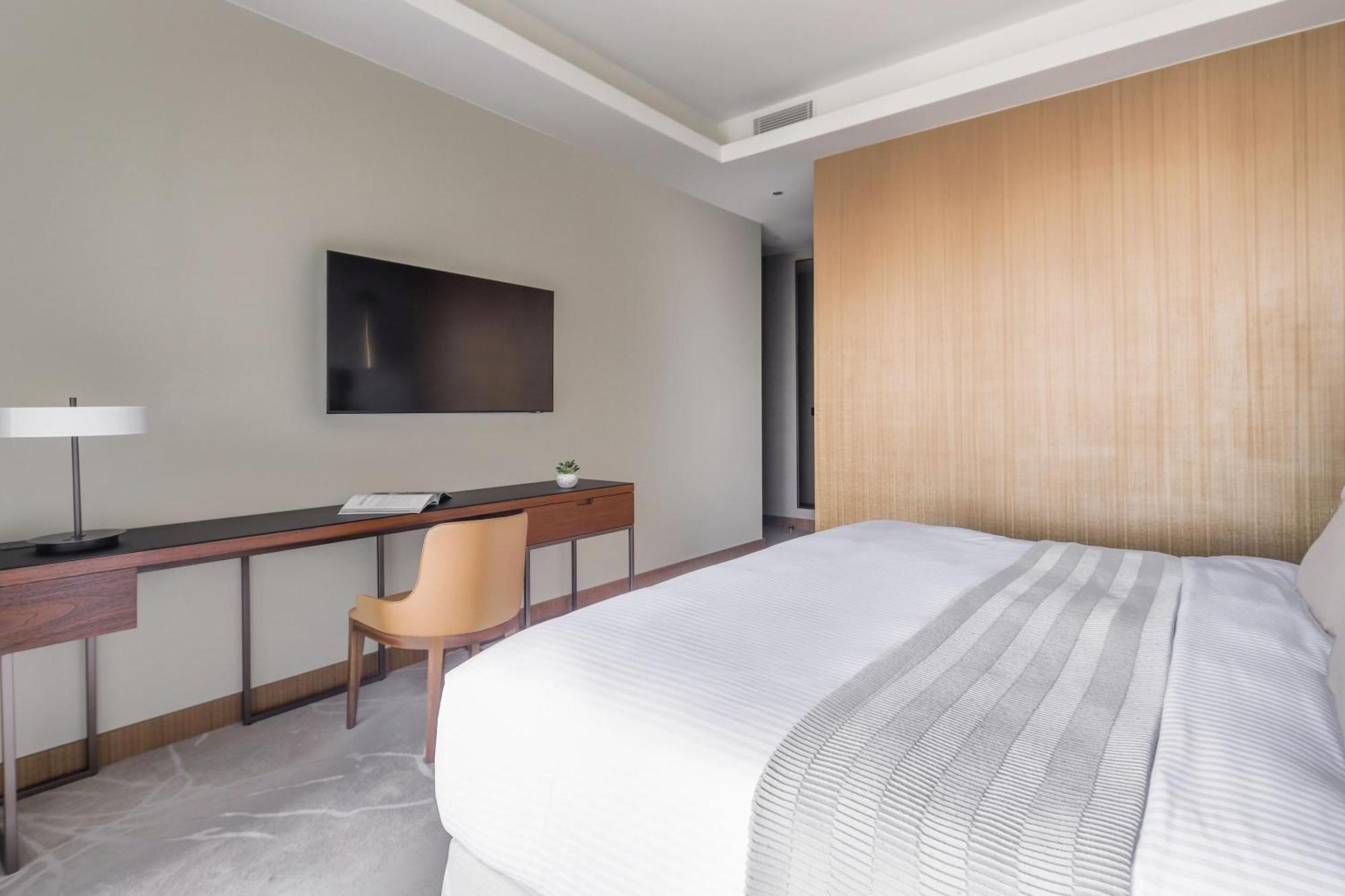 Frank Porter - The Address Residences Opera Apartment *