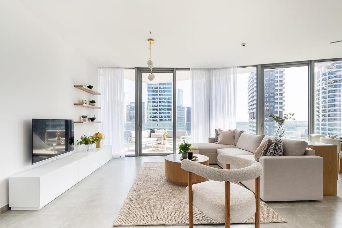 Frank Porter - Stella Maris Tower Apartment Dubai