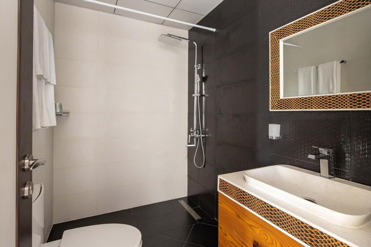 Frank Porter - Bayz Tower By Danube Apartment Dubai