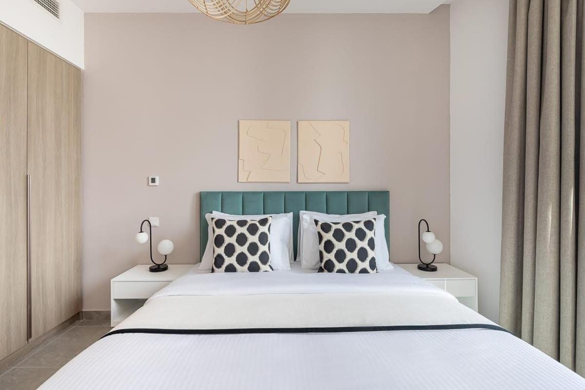 Frank Porter - Stella Maris Tower Apartment Dubai