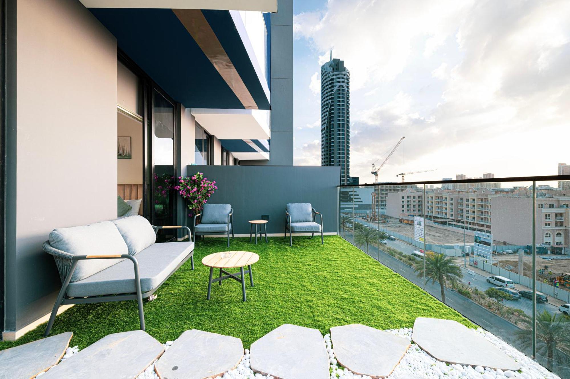 Apartment Spacious Balcony, 1br, Pool, Full Kitchen At Jvc *