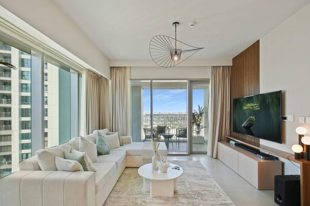 Luxurious 2-br In Downtown Apartment *