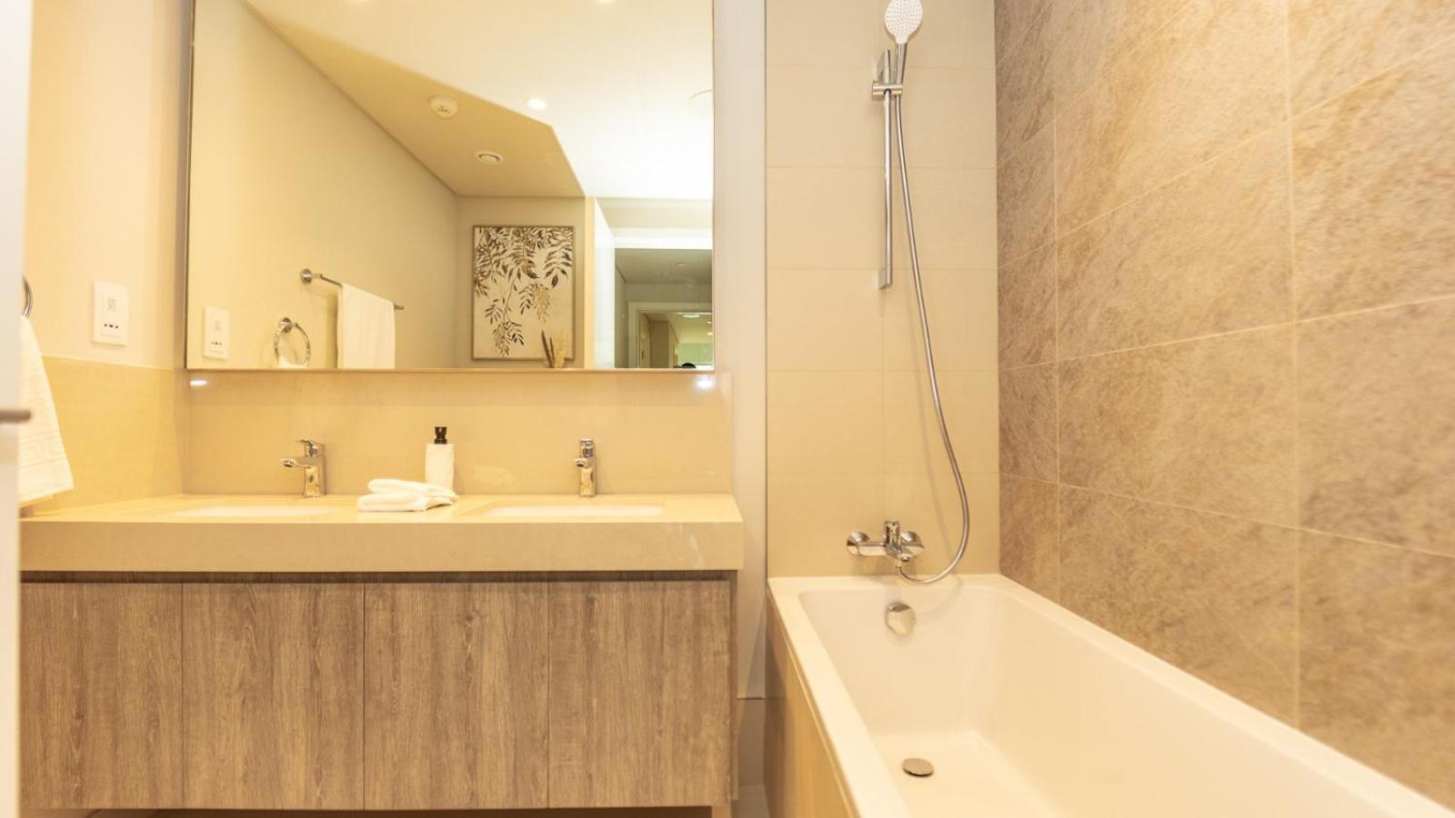 Luxurious 2-br In Downtown