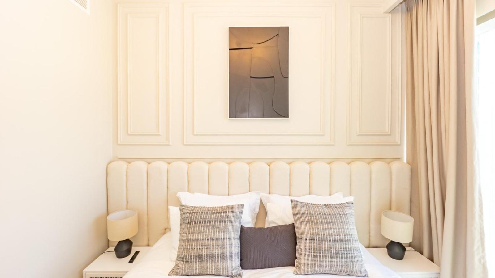 Luxurious 2-br In Downtown *