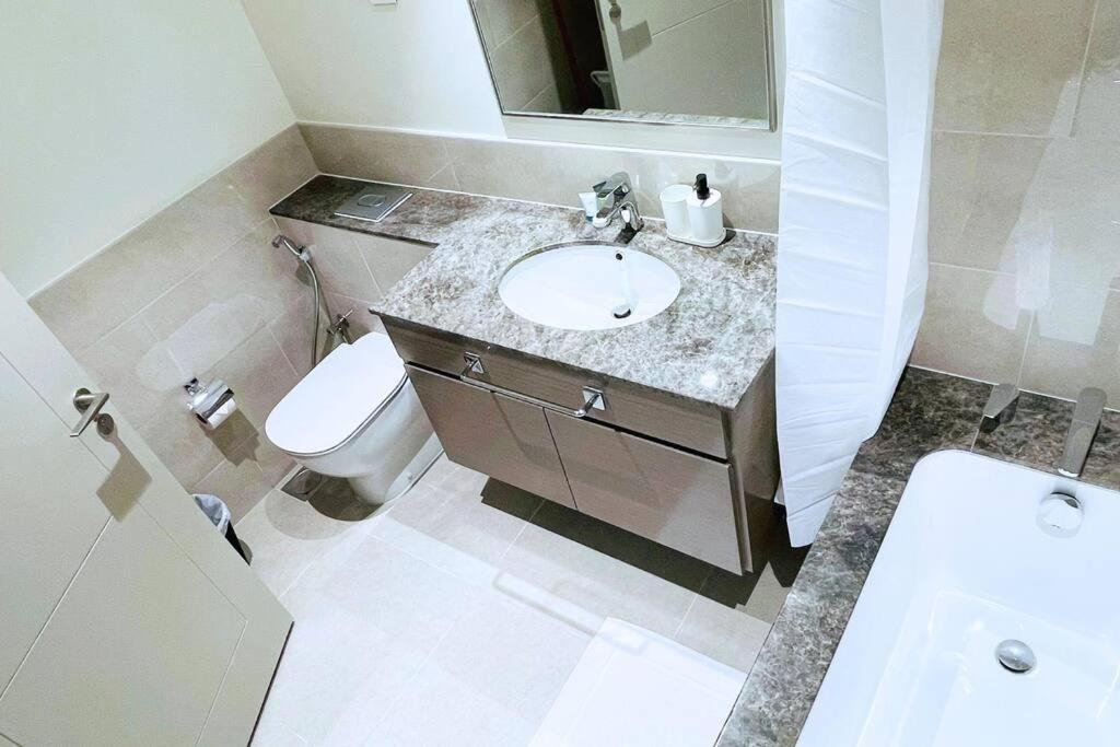 Apartment Luxurious 1br In Forte 2 With Spacious Gym With Squash Court Dubai