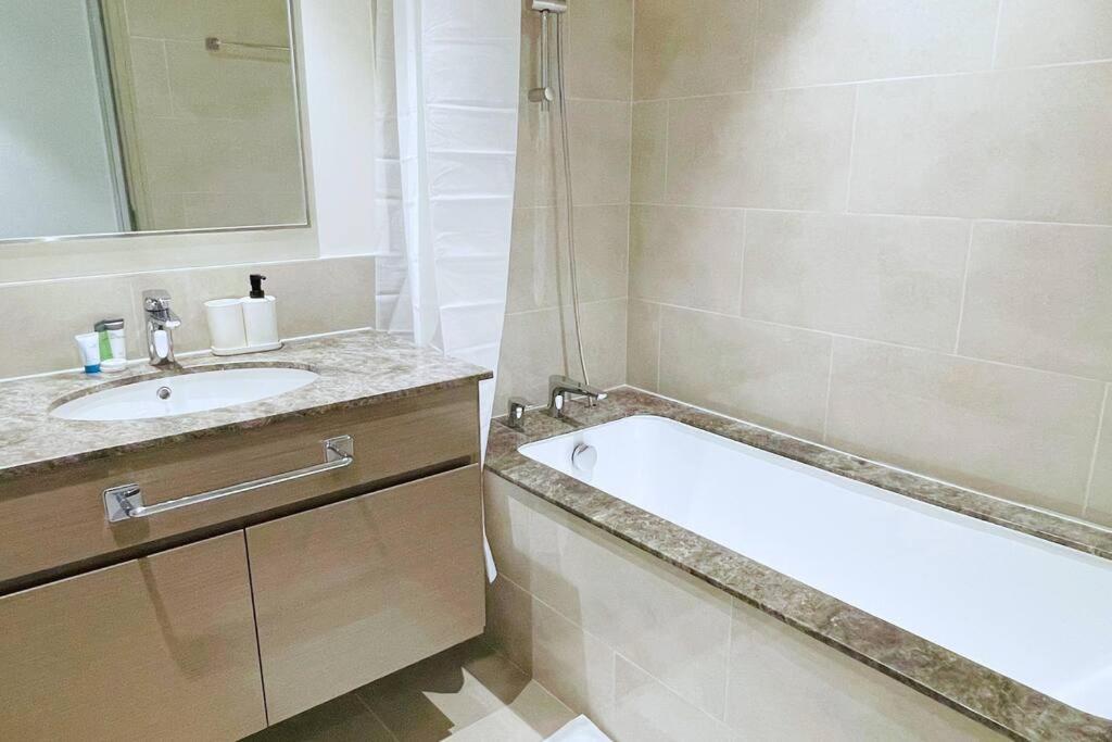 Apartment Luxurious 1br In Forte 2 With Spacious Gym With Squash Court