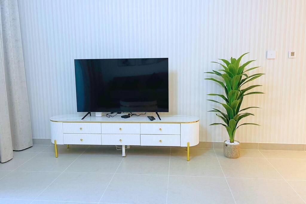 Luxurious 1br In Forte 2 With Spacious Gym With Squash Court Dubai