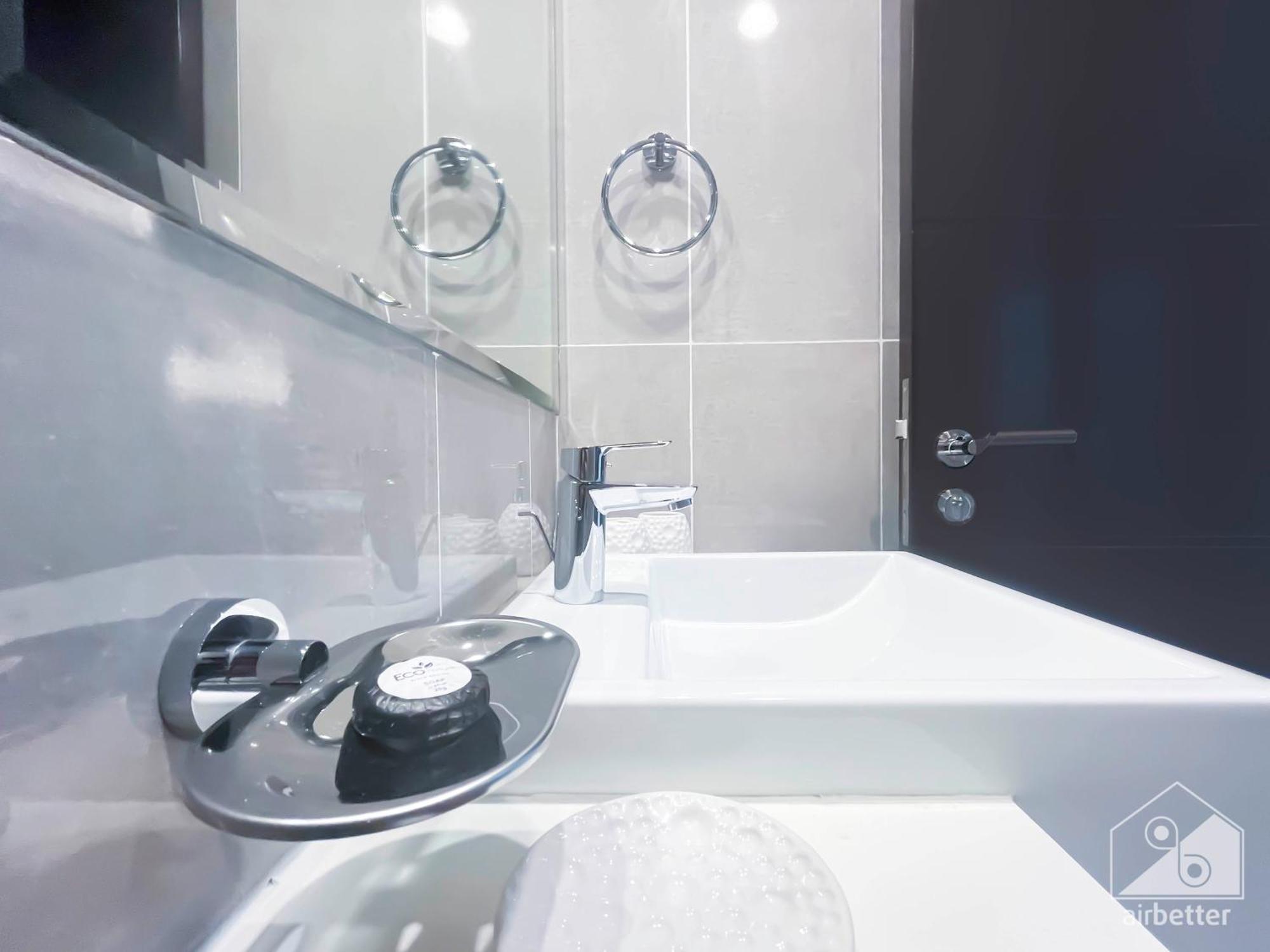 Comfy 1bedroom With Balcony In Apartment Dubai