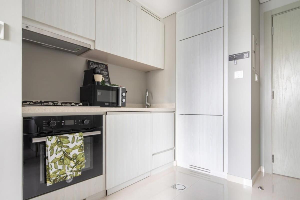 Frank Porter - Zada Tower Apartment *