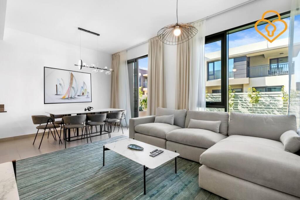 Keysplease Hills 4bed Near Pool, Maple Dubai