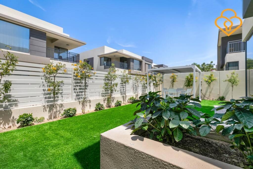 Keysplease Hills 4bed Near Pool, Maple Villa Dubai