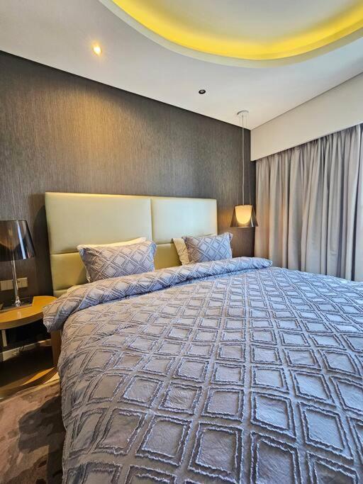 Spacious 2br Paramount *