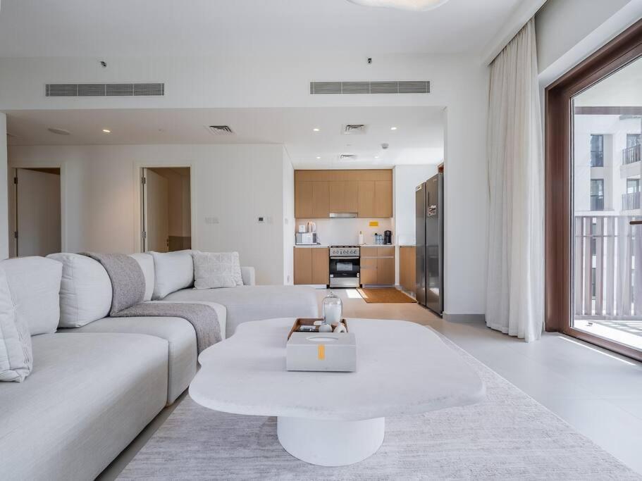 Creek Escape: Luxury 3br Nautical Grandeur Dubai