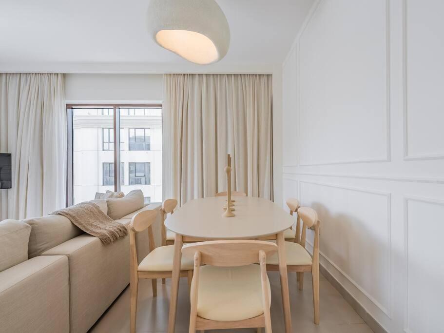 Creek Escape: Luxury 3br Nautical Grandeur Apartment