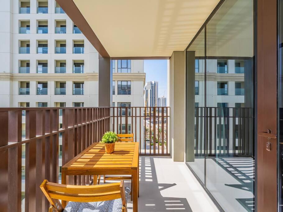Creek Escape: Luxury 3br Nautical Grandeur Apartment Dubai