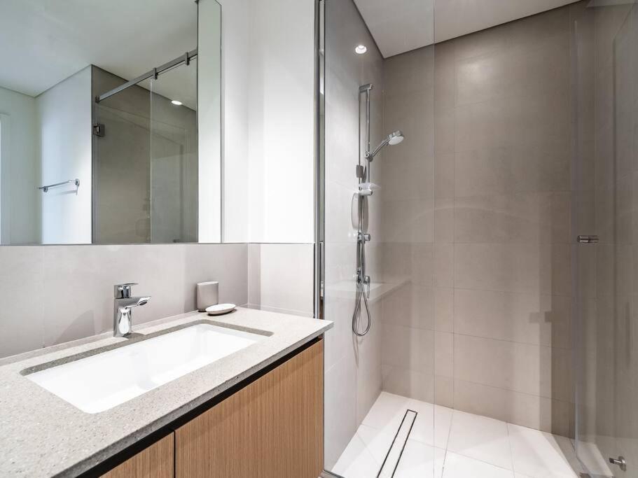 Creek Escape: Luxury 3br Nautical Grandeur Apartment Dubai