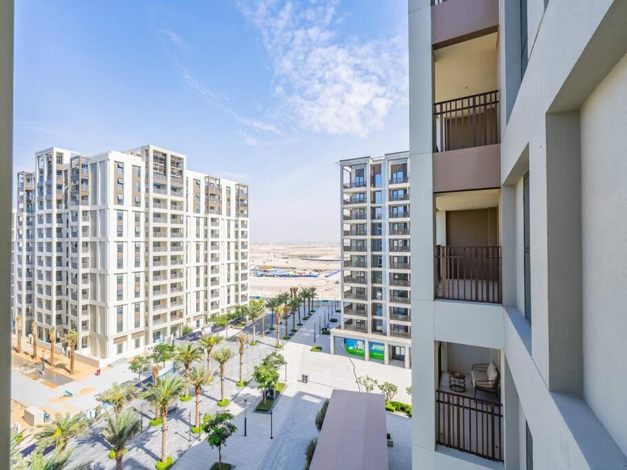 Creek Escape: Luxury 3br Nautical Grandeur Dubai