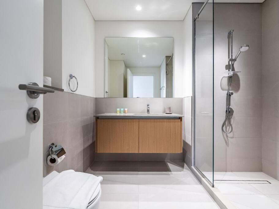 Apartment Creek Escape: Luxury 3br Nautical Grandeur Dubai