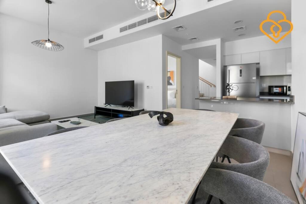 Keysplease Hills 4bed Near Pool, Maple Dubai