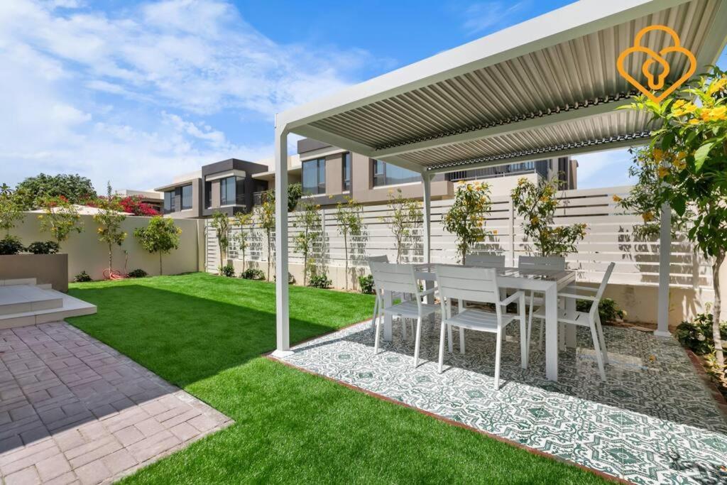 Keysplease Hills 4bed Near Pool, Maple Villa Dubai