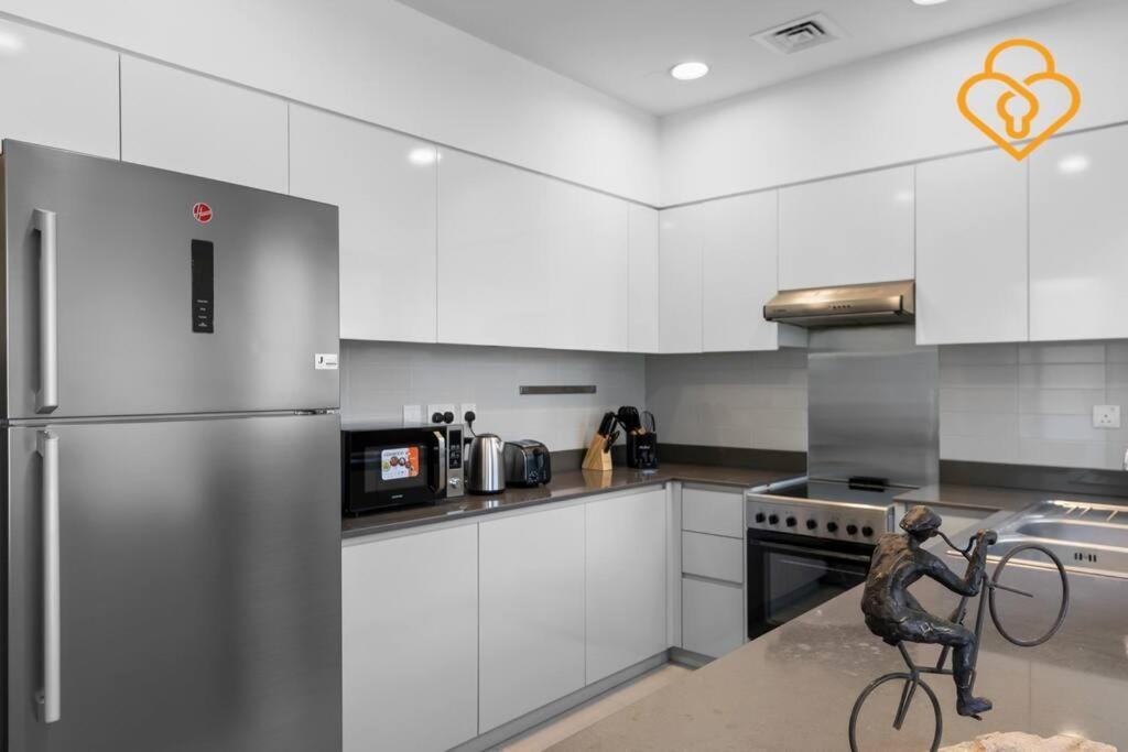 Keysplease Hills 4bed Near Pool, Maple Dubai