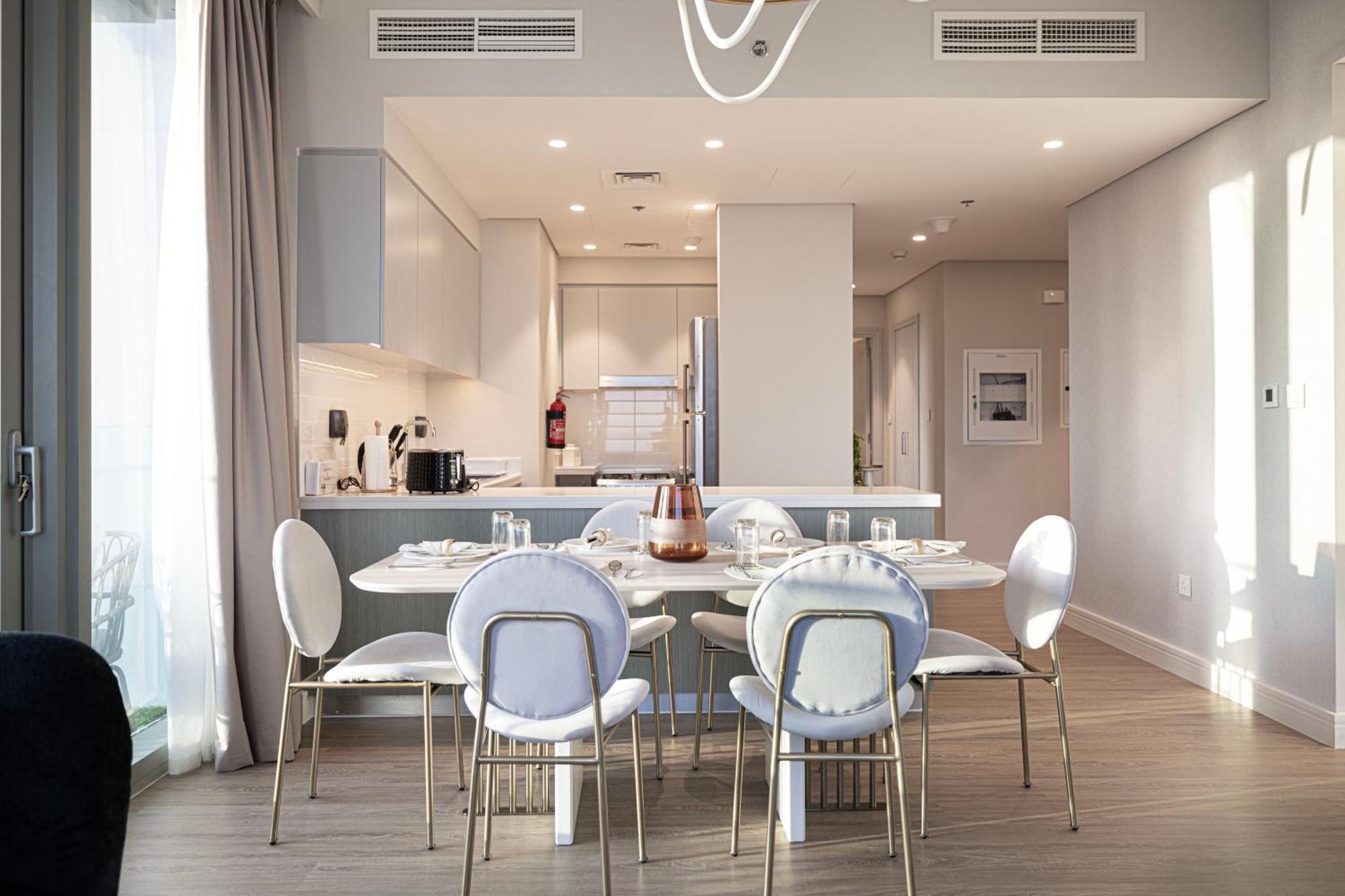 Magnificent - Cozy 2 Bhk Retreat In Downtown
