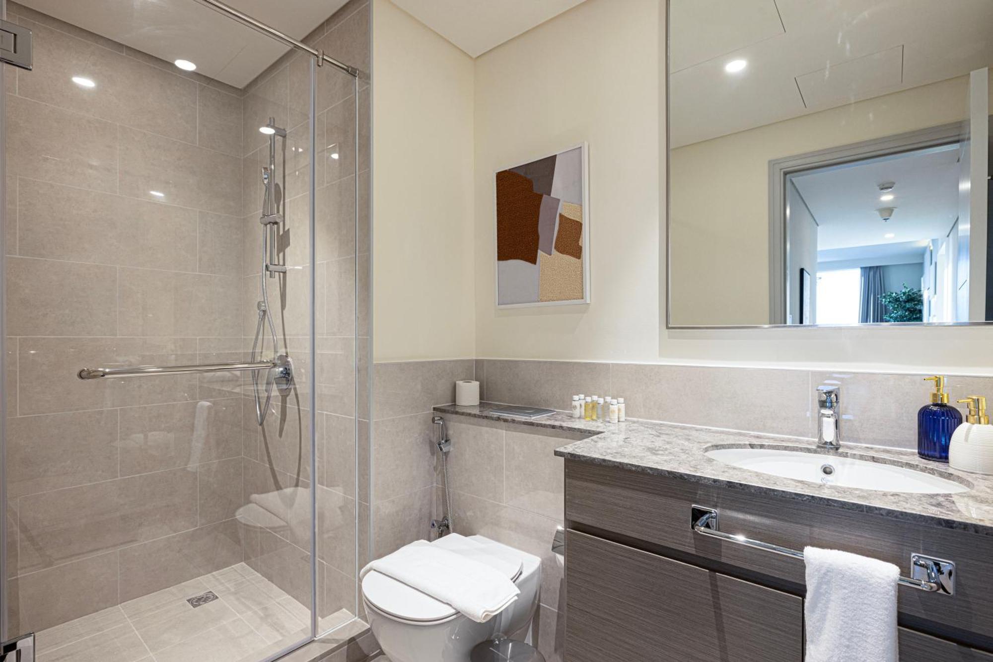Magnificent - Cozy 2 Bhk Retreat In Downtown Apartment *
