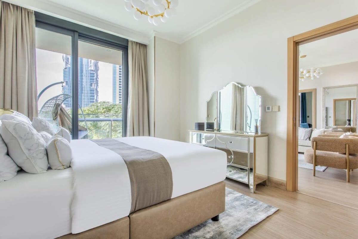 Frank Porter - Burj Vista Tower 2 Apartment *