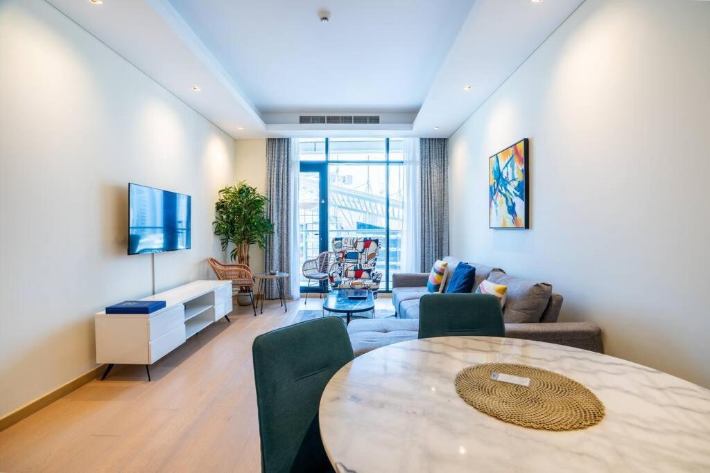 Apartment Rh- Elevated Living, Modern 1br Oasis At Rp Heights Walk Away To Mall *