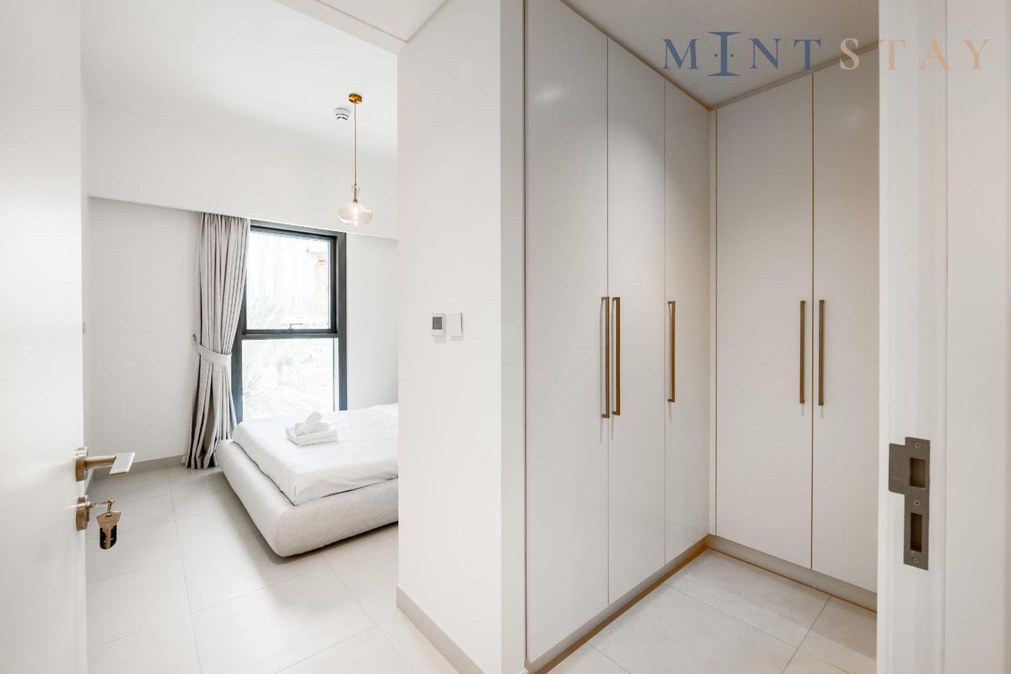 Burj Crown , Downtown - Mint Apartment *