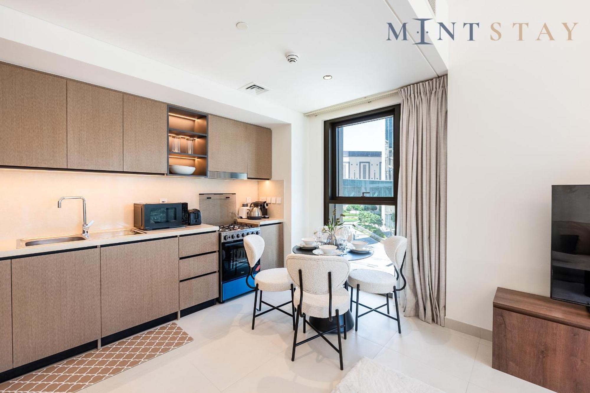 Burj Crown , Downtown - Mint Apartment *