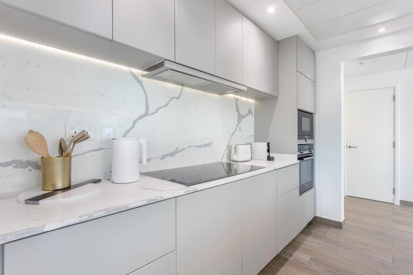Top-floor Luxury 2br With Stunning Marina View Apartment