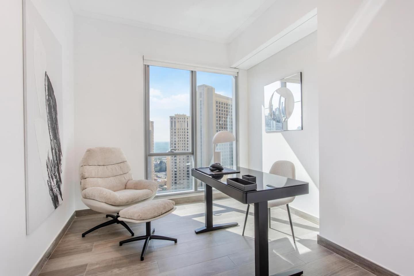 Top-floor Luxury 2br With Stunning Marina View Apartment