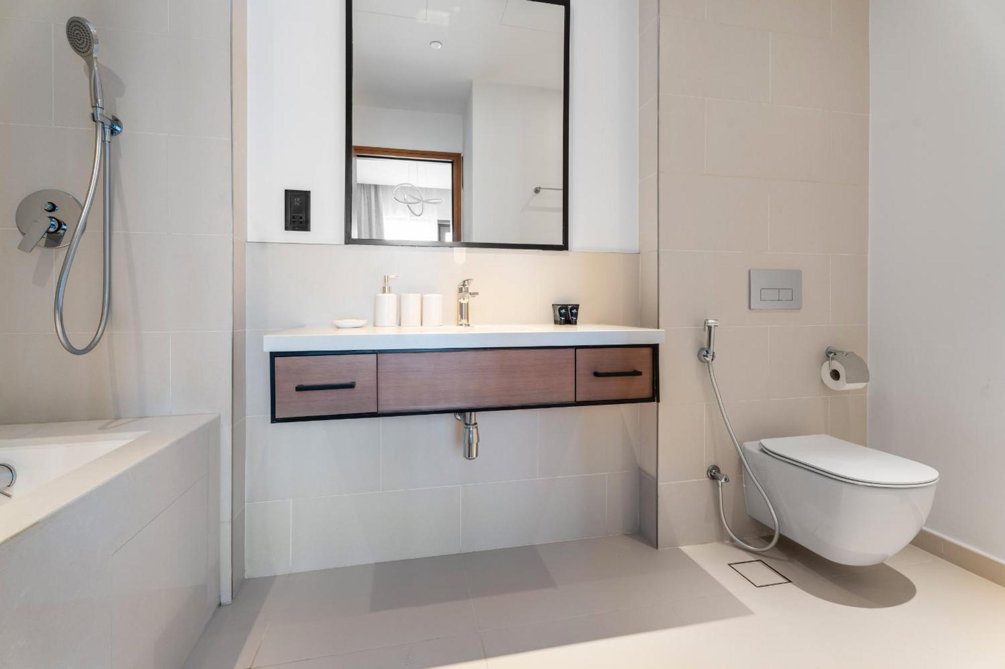 Vayk - Chic 1-bedroom In Vida Marina Dubai
