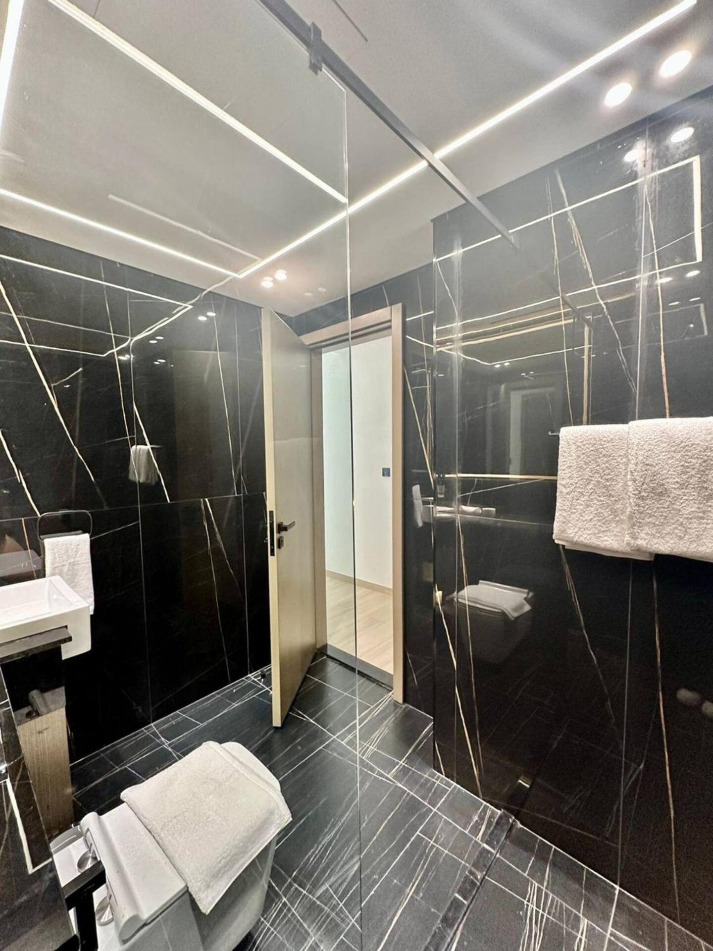Apartment Spacious 3bedroom With Big Balcony In Jvc *