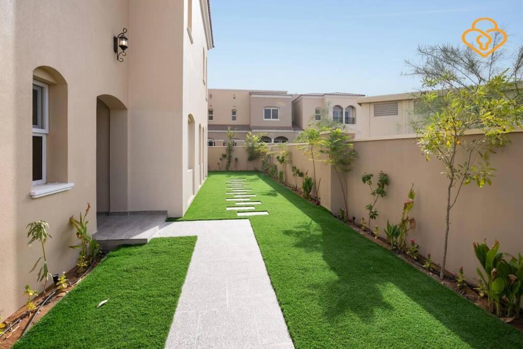 Villa Keysplease Beautiful 3 B/r With Garden, Serena Dubai